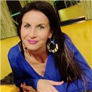 Profesora de inglés imparte clases a diferentes niveles